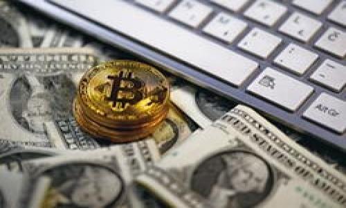 比特币并不限制你可以绑定多少个钱包，但是在实际操作中，不同的钱包和交易所可能会有各自的规则和限制。以下是一些关于比特币和钱包的基本知识，供你参考：

### 比特币与钱包的关系

比特币是一种去中心化的数字货币，存储在所谓的钱包中。钱包本身并不存储比特币，而是存储私钥，这些私钥用于访问和管理比特币。

### 钱包的种类

1. **热钱包**：连接互联网的钱包，方便交易，但安全性相对较低。
2. **冷钱包**：不连接互联网，可以有效防止黑客攻击，适合长期存储。
3. **软件钱包**：可以在手机或电脑上下载应用程序。
4. **硬件钱包**：专门的设备，用于存储比特币和其他加密货币。

### 绑定多个钱包的原因

- **安全性**：将资金分散存储在不同钱包中，降低风险。
- **便捷性**：不同的钱包可能提供不同的功能和用户体验。
- **隐私保护**：使用多个钱包可以提高匿名性。

### 如何绑定多个钱包

虽然比特币没有限制你可以绑定多少个钱包，但你需要注意以下几点：

1. **管理私钥**：确保每个钱包的私钥都得到了妥善保管。
2. **安全措施**：为每个钱包设置强密码和双重验证。
3. **常规备份**：定期备份钱包信息，以防丢失。

如果你有具体想法或使用场景，可以继续深入讨论具体细节或问题。